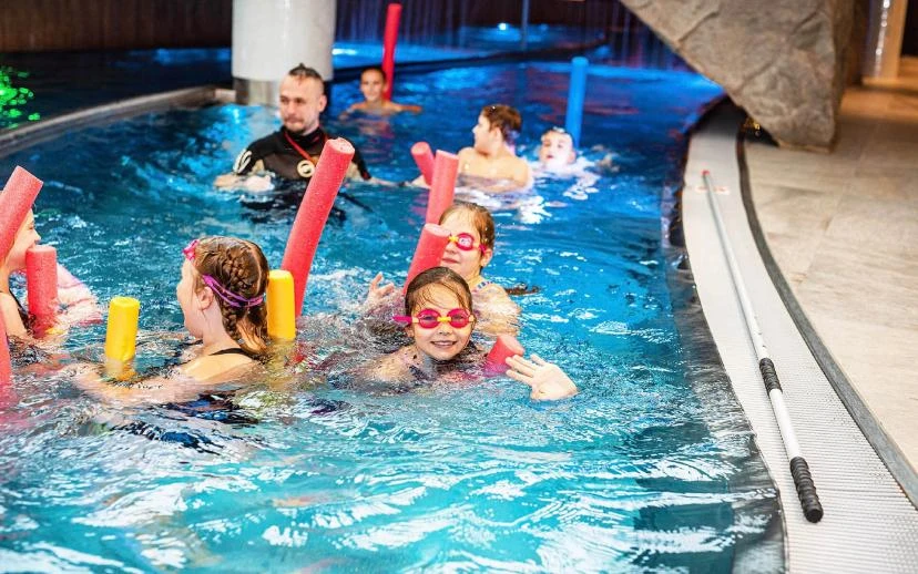 Zdjęcie dzieci bawiących się w aquaparku w hotelu nad morzem