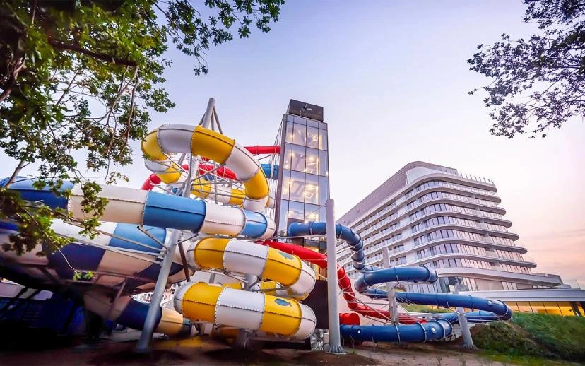 Zdjęcie hotelu z basenem nad morzem